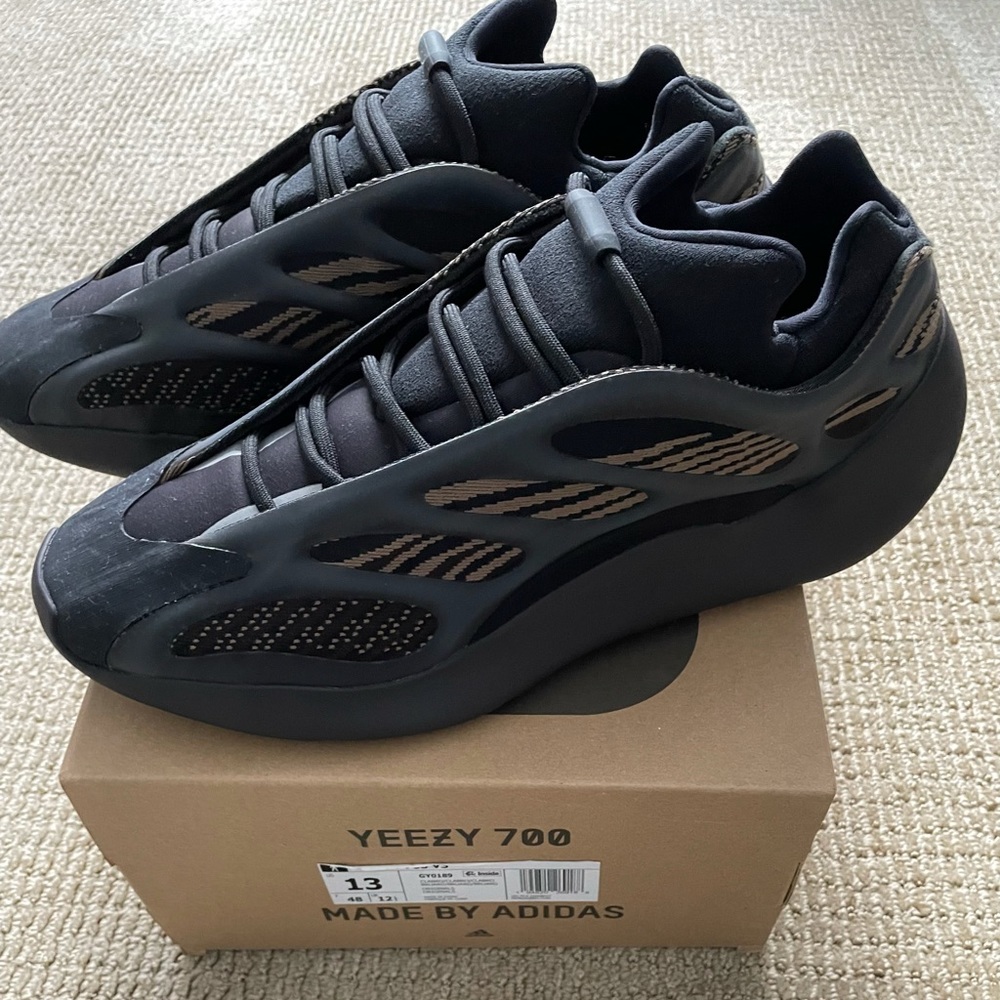 Yeezy 700 V3 clay brown